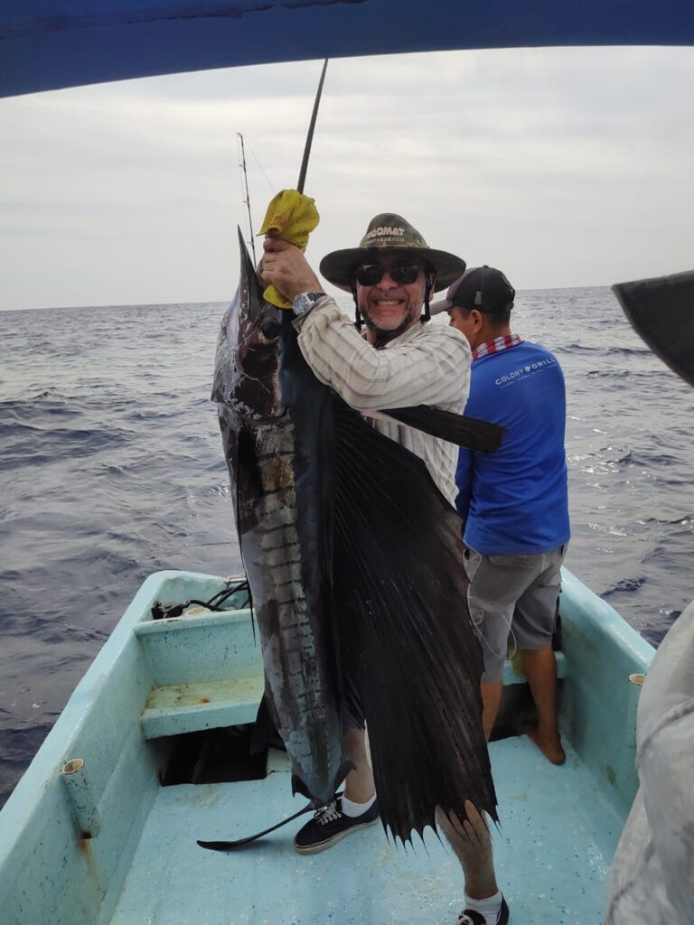 Ballenas y pesca deportiva atrae turismo a Puerto Vicente Guerrero
