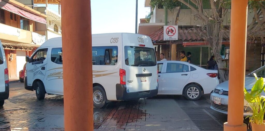 Vehículo y “combi” chocan en el Centro de Zihuatanejo