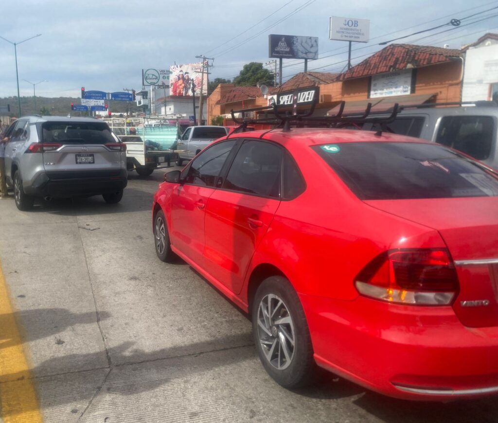 Auto choca detrás de una camioneta en Paseo de Zihuatanejo
