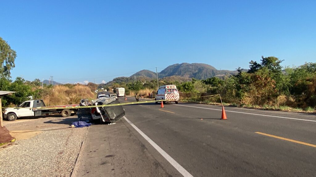 Un muerto al estamparse camioneta contra una retroescabadora en Zihuatanejo