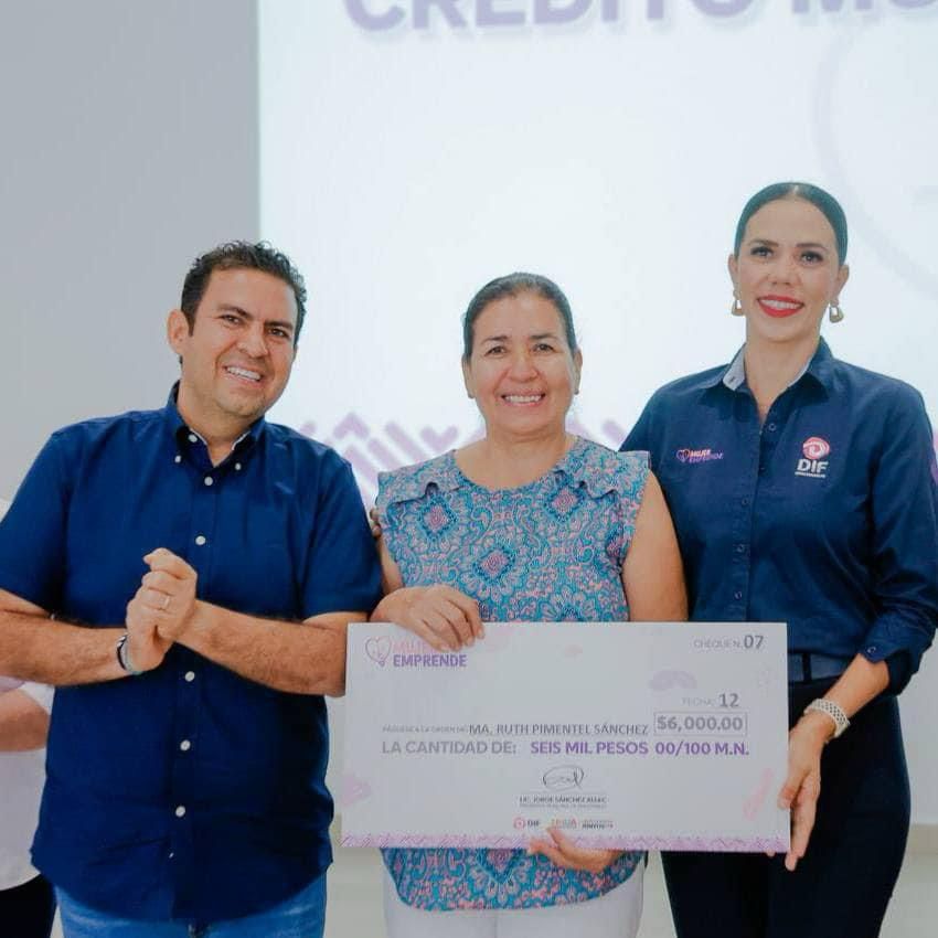 Se entregan apoyos económicos a beneficiarias del programa Mujer Emprende del DIF