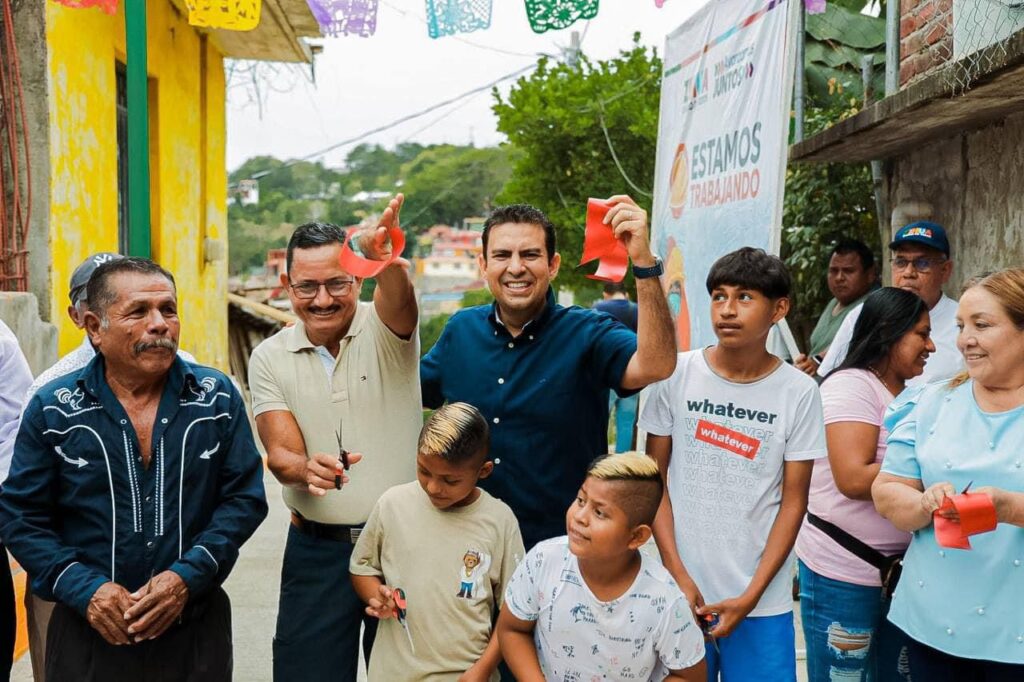 Emocionadas, familias del Primer Paso Cardenista reciben andadores construido por el gobierno de Jorge Sánchez