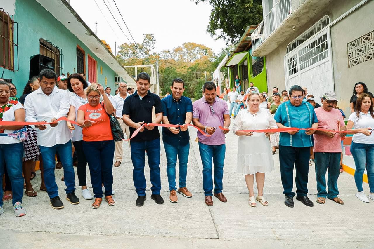 Presidente Jorge Sánchez Allec entrega nueva calle pavimentada en colonia La Presa II