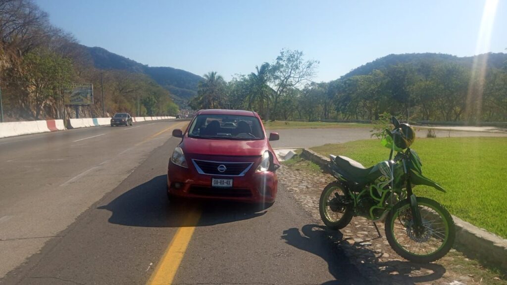 Vehículo y moto chocan en retorno al bulevar de Ixtapa