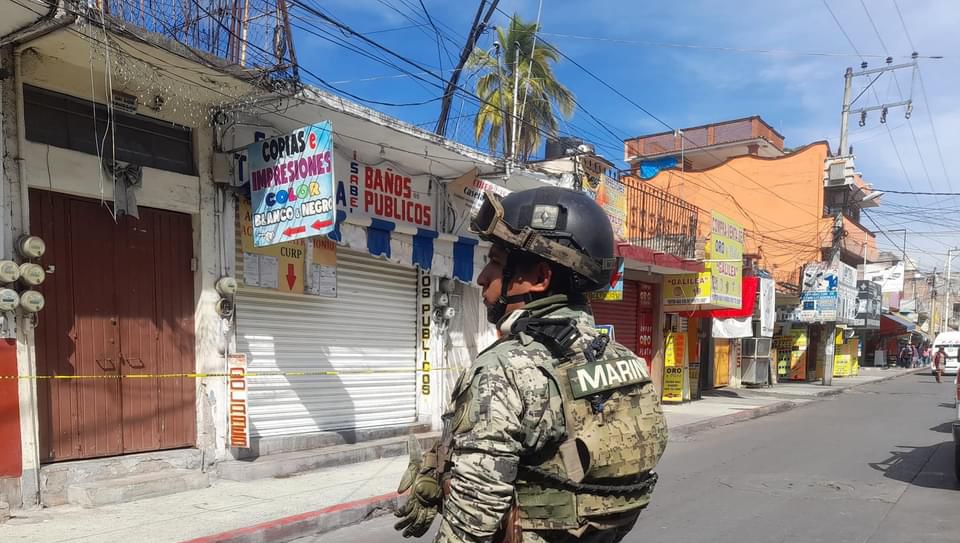Atacan a balazos a jovencita en el mercado municipal de Iguala