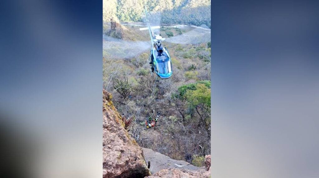 Rescatan a joven que estaba en un barranco a 30 metros de profundidad en Jalisco