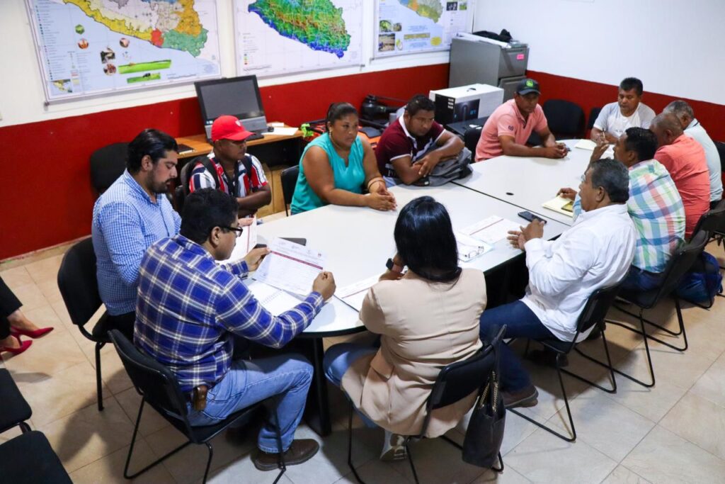 Atiende SAGADEGRO a pescadores de la Costa Chica afectados por el huracán Otis