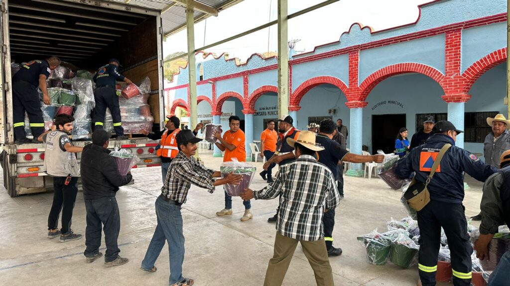 Entrega el gobierno de Guerrero apoyos a familias afectadas por la temporada invernal en la región de La Montaña alta
