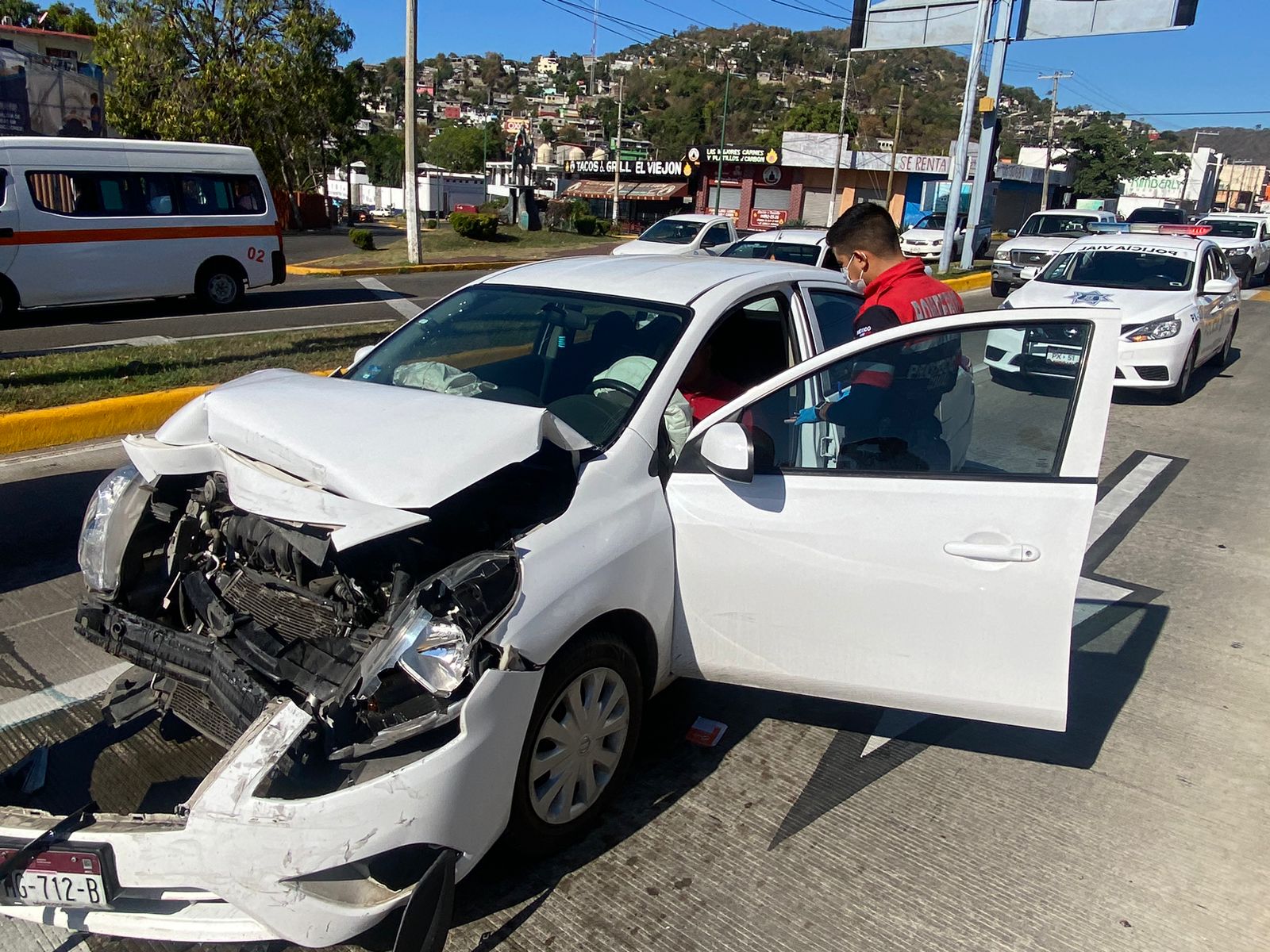 Auto se estampa detrás de una camioneta en Paseo de Zihuatanejo