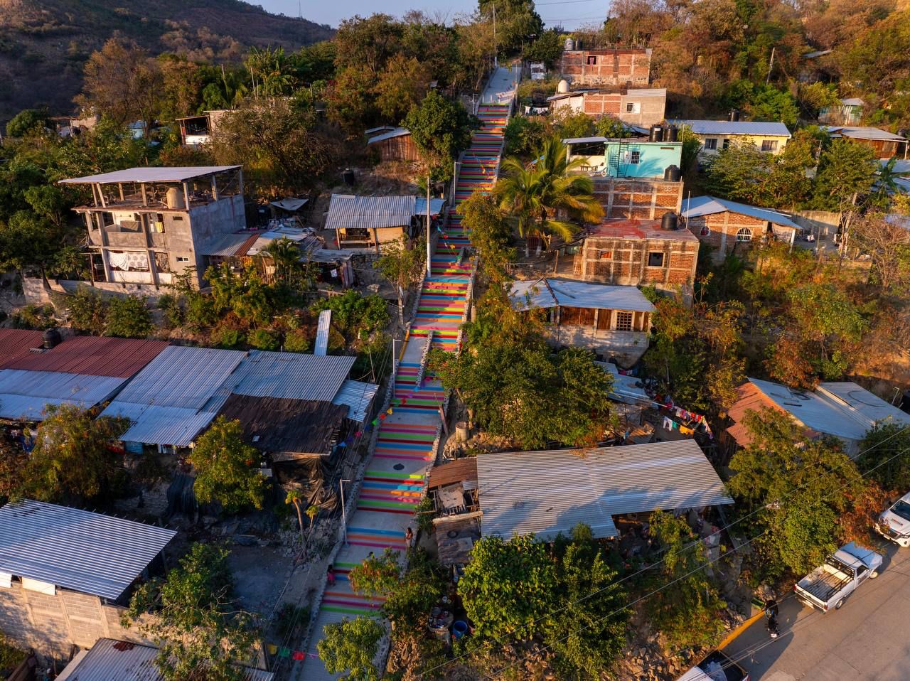 Colonia La Joya luce con orgullo su Andador Jade que inauguró ayer el presidente Jorge Sánchez Allec
