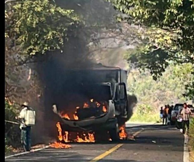 Se quema camión de Diconsa en Atoyac