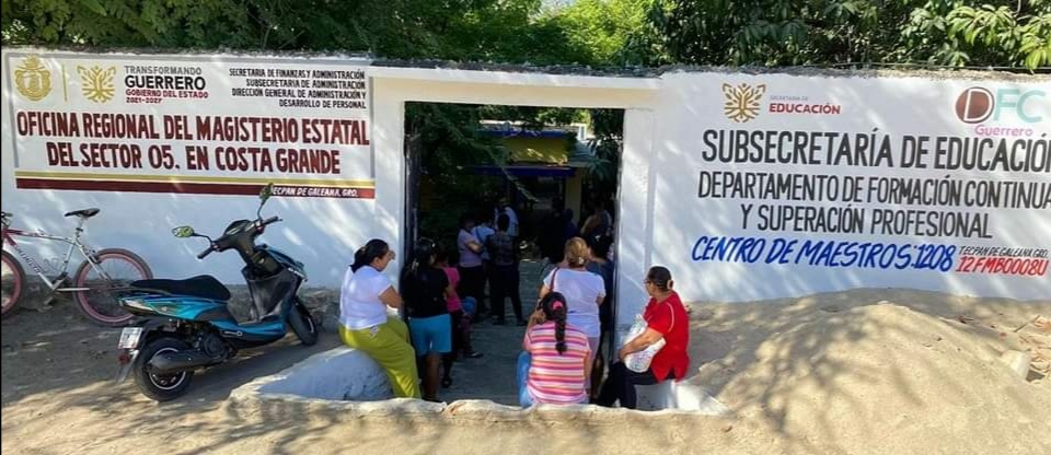 Las oficinas de Educación Guerrero en Tecpan se mantienen tomadas por padres de familia