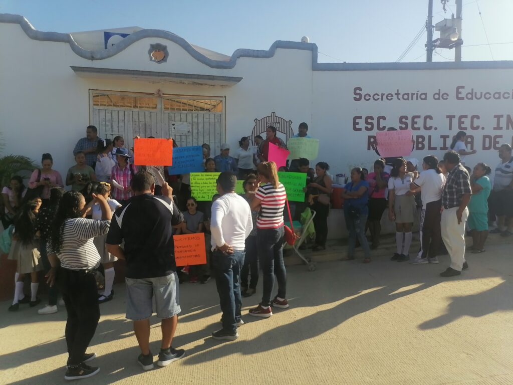 Protestan para exigir docentes en Atoyac
