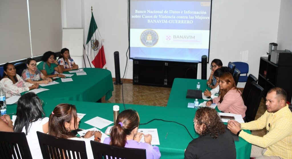 Capacitan a los centros de atención y prevención de la Semujer sobre el Banavim