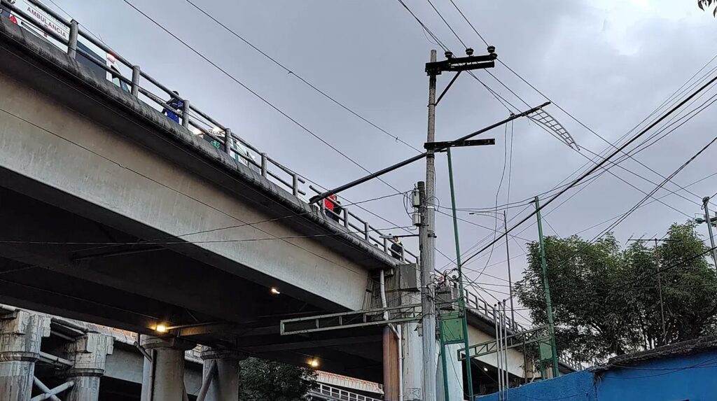 Cae joven mujer desde lo alto de un puente en CDMX