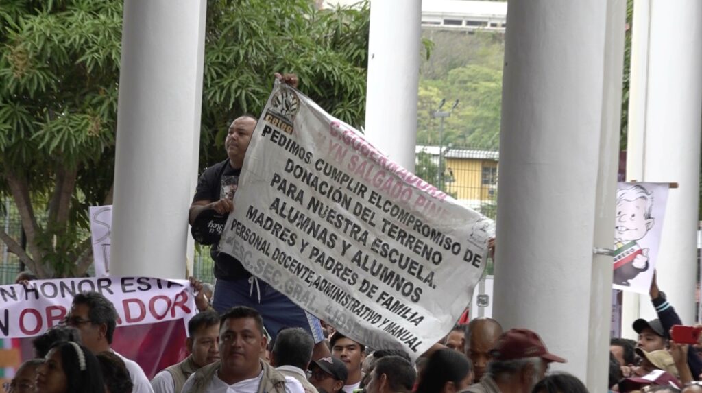 Manifestaciones para solicitar mejoras educativas se registraron en visita de AMLO a Zihuatanejo