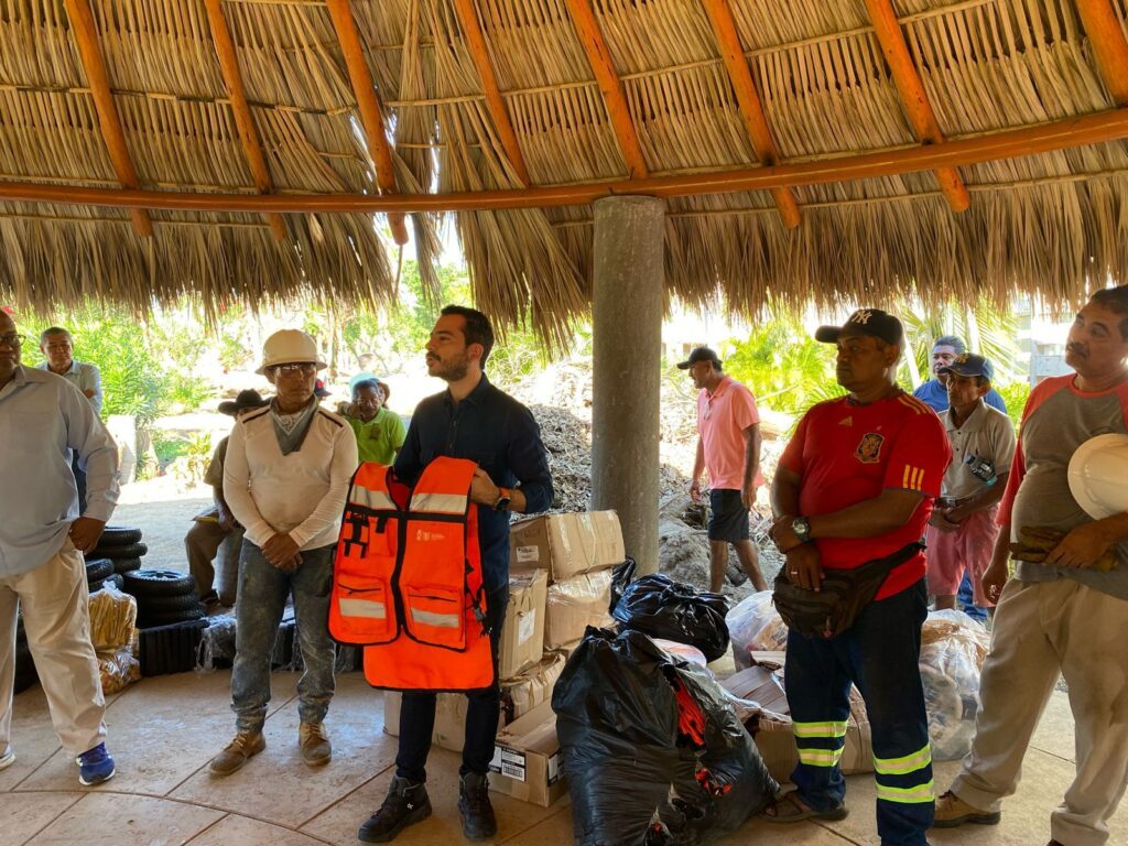 Dotan de equipo de trabajo al personal del parque papagayo de Acapulco
