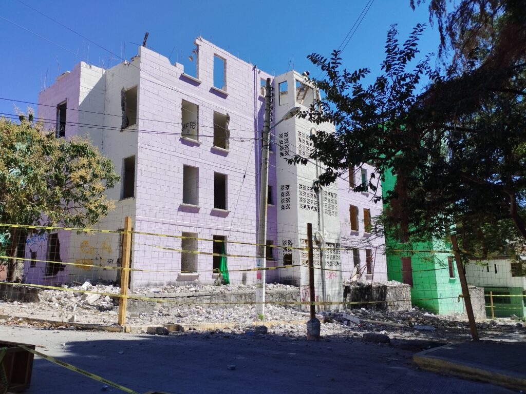 Chilpancingo… Comenzó la demolición de 6 edificios del conjunto habitacional Infonavit