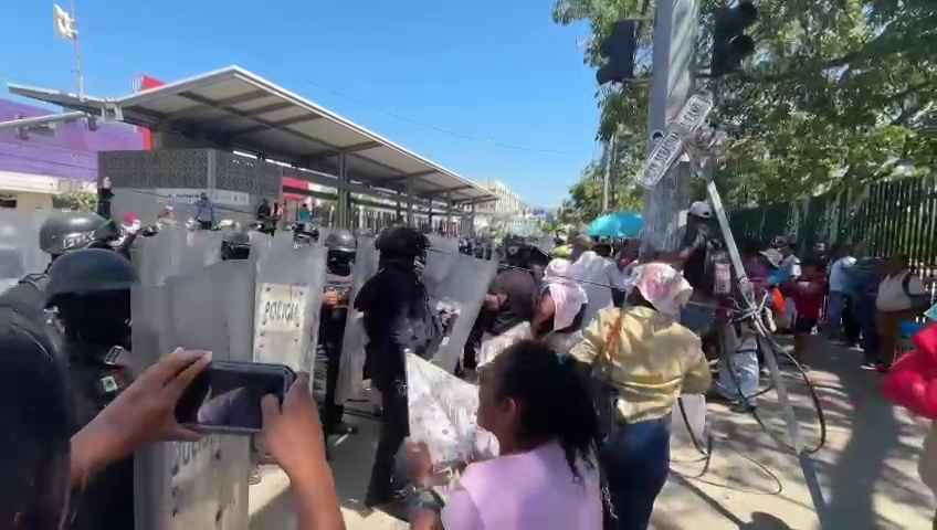 Desalojan antimotines a manifestantes y se llevan detenida a su líder, en Acapulco