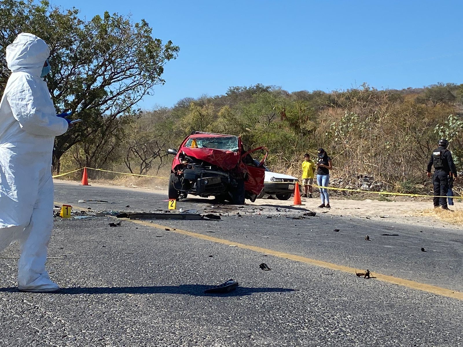 Choque de frente entre dos vehículos deja una mujer muerta y prensada y un herido