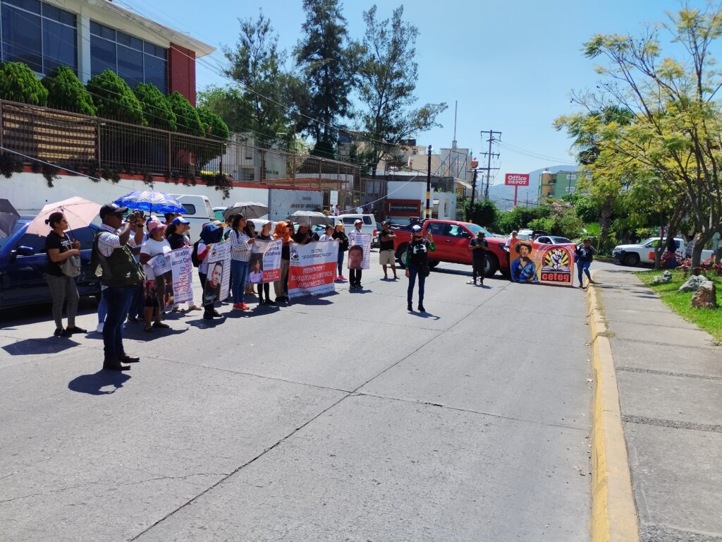 Exigen en un mitin en Chilpancingo… AMLO debe “presionar” a la Sedena para que proporcione información sobre los 43