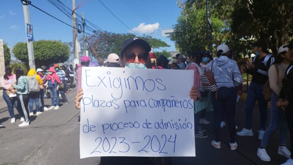 Normalistas mantienen protestas en exigencia de plazas, en Chilpancingo