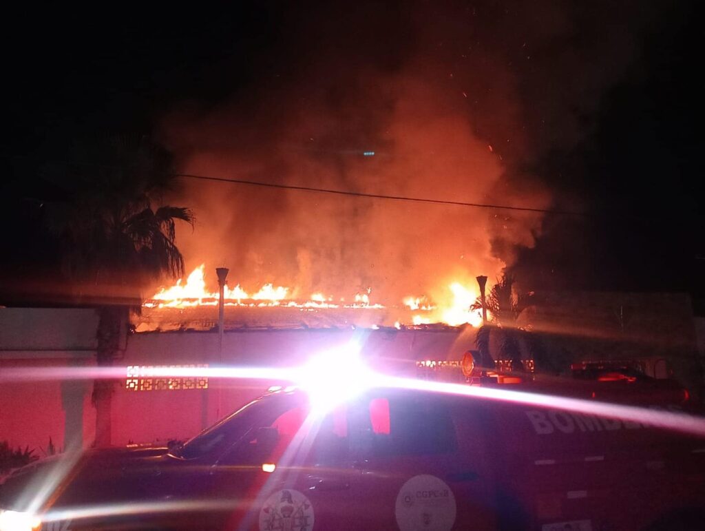 Se incendia el Club de Playa Kalei, en Acapulco