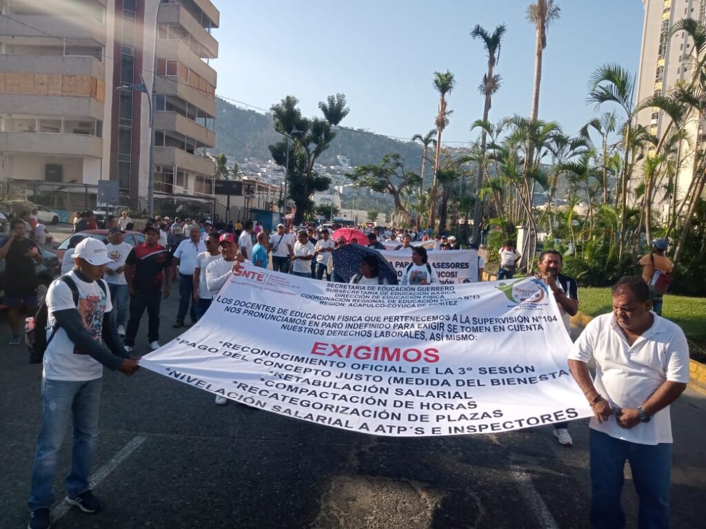 En Acapulco… Docentes marchan y exigen a AMLO solución a sus demandas