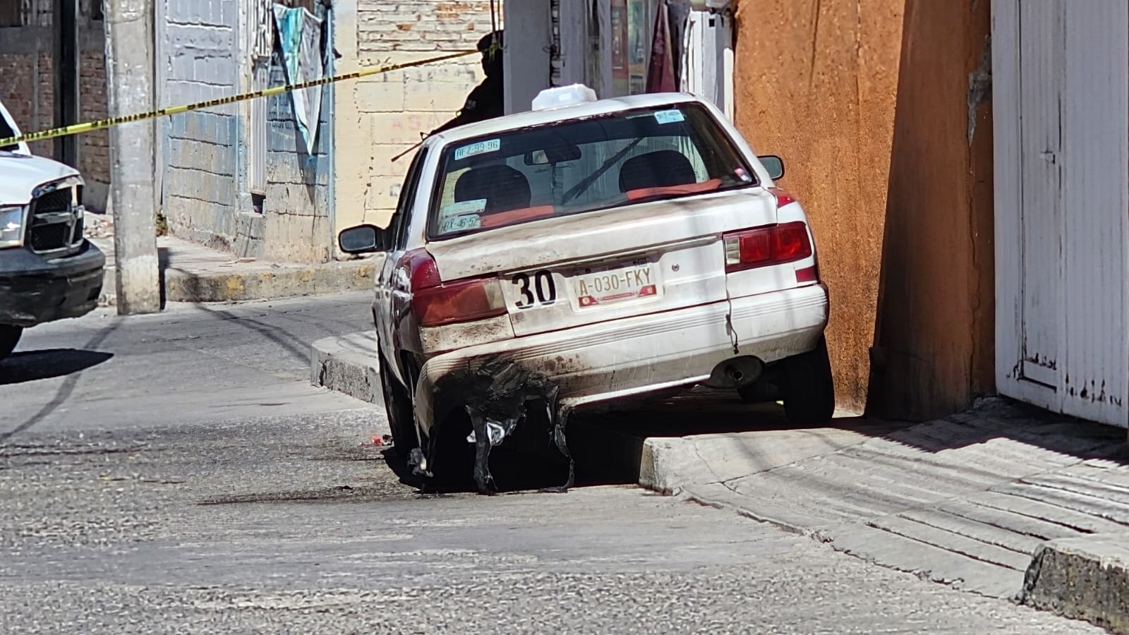 En Chilpancingo… Rociaron gasolina a un taxi y le prendieron fuego, pero sólo se quemó parcialmente