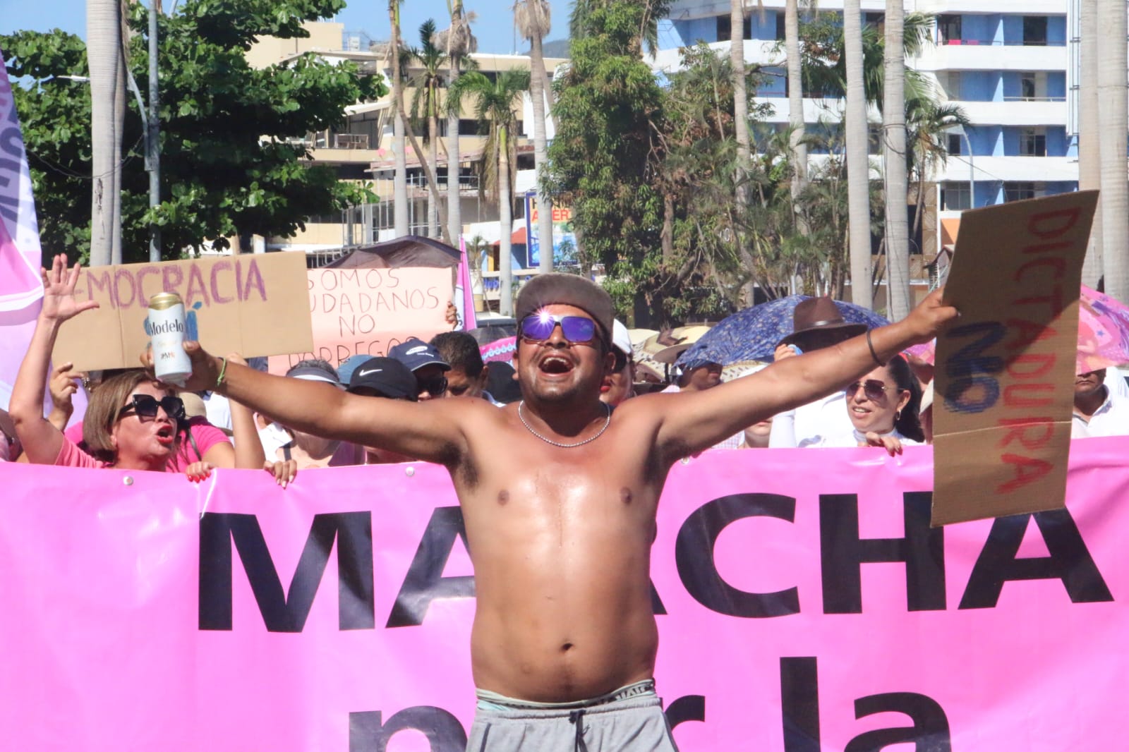 Marchan por la democracia en Acapulco y Zihuatanejo