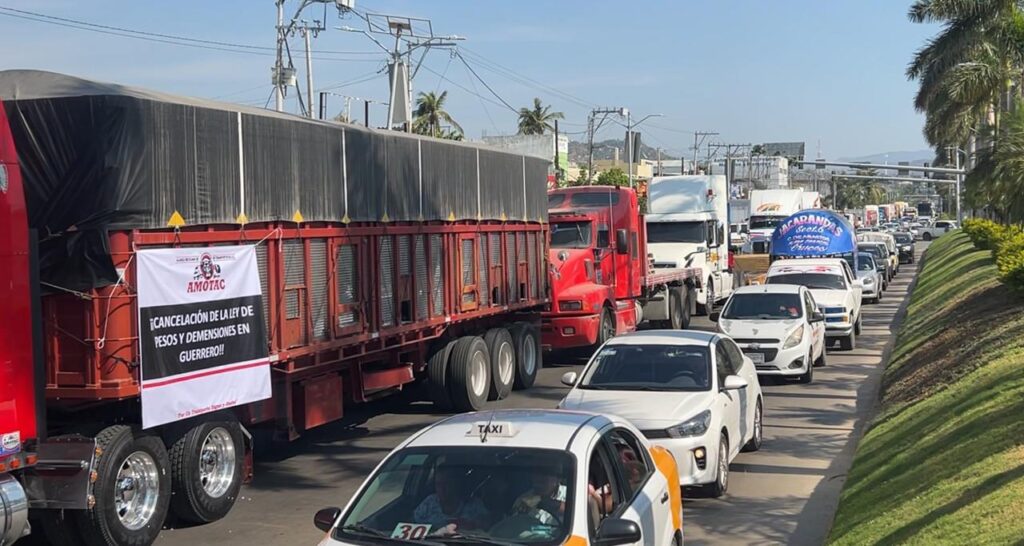 Protestan los transportistas de la AMOTAC en acceso a Acapulco