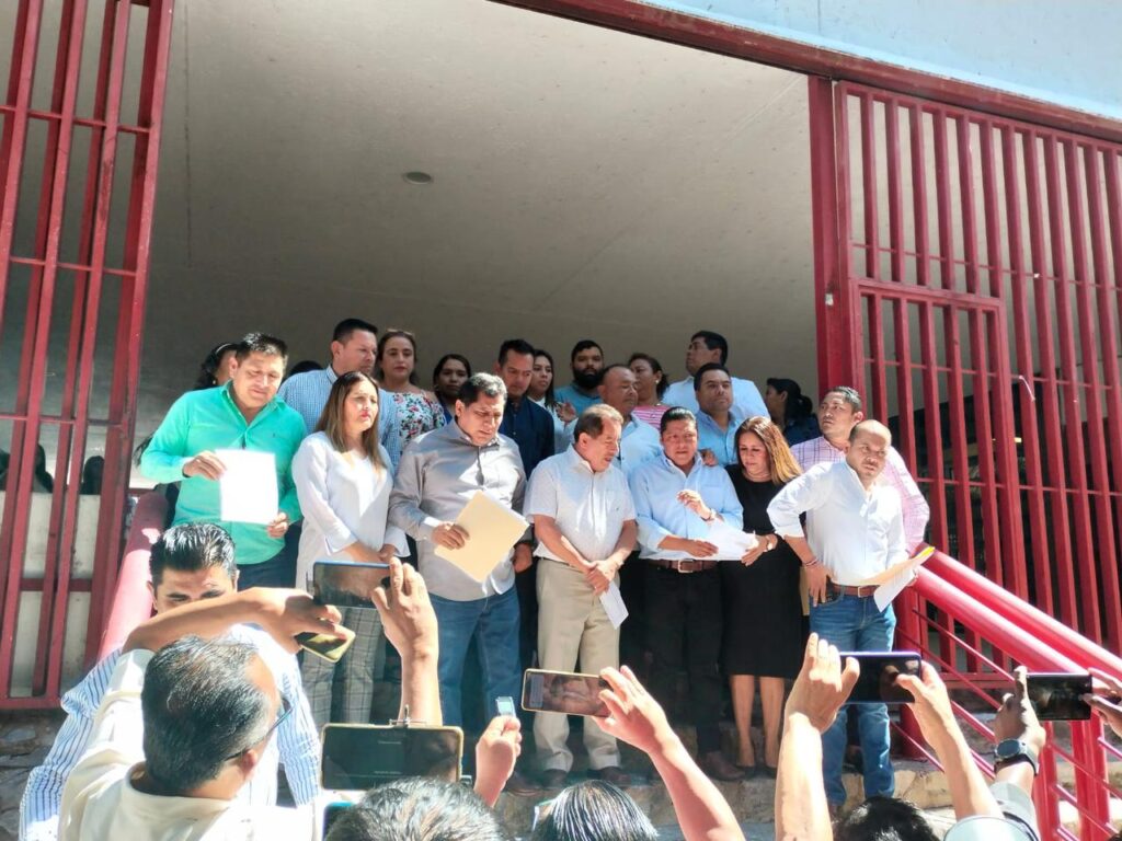 Guerrero… Siguen las renuncias al PRI; se fueron otros 26
