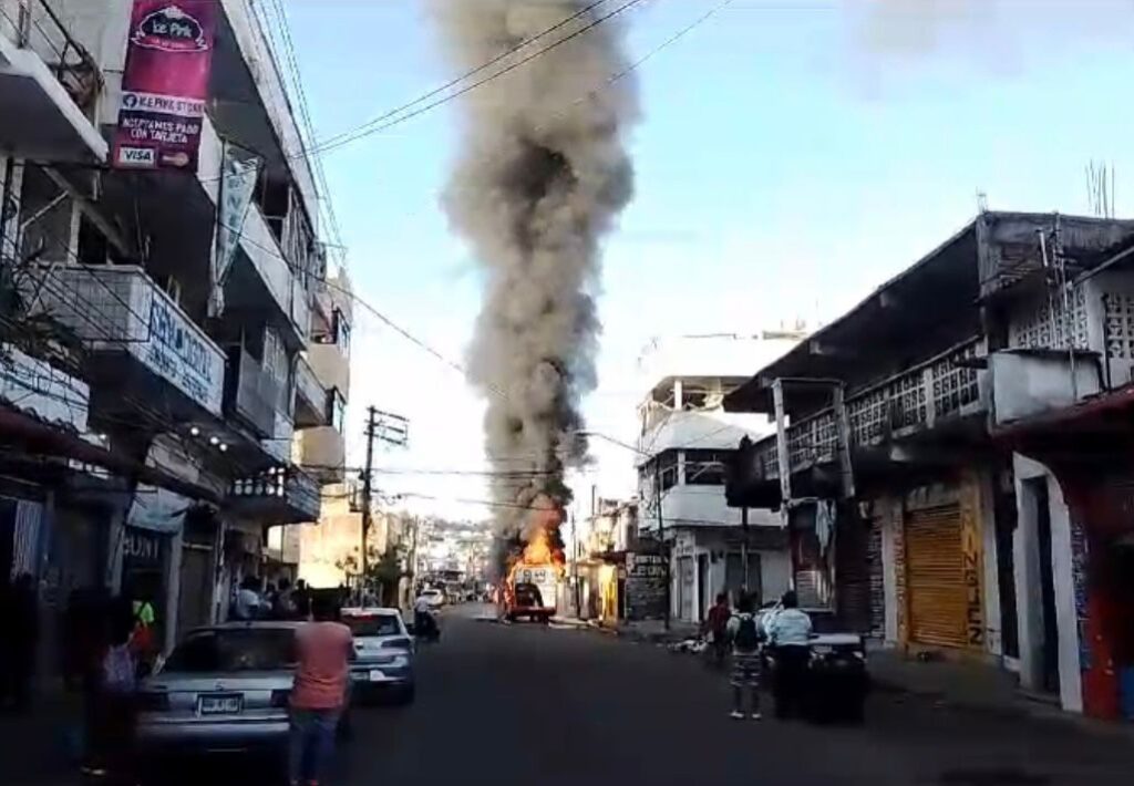 Se incendia un camión urbano en Acapulco
