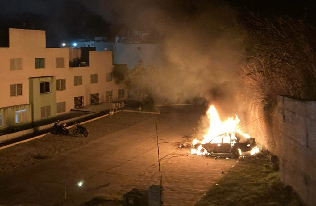 Incendian el taxi 167, en Jardines de Zinnia de Chilpancingo