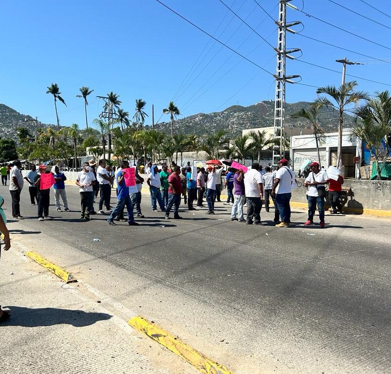 En Acapulco… Taxistas bloquean bulevar Vicente Guerrero
