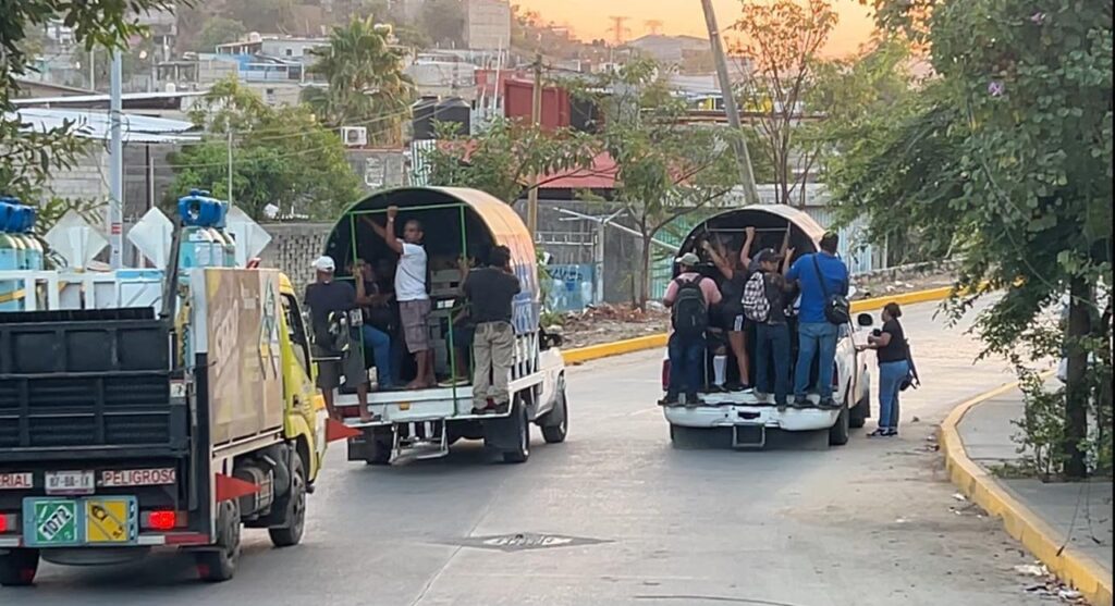 En Acapulco… Muy limitado el transporte público; cientos de personas quedan varadas