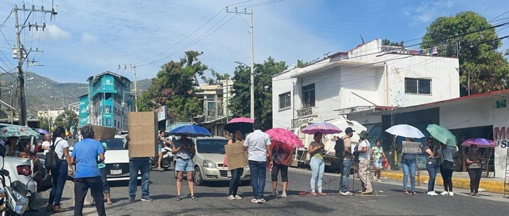 En Acapulco… Damnificados por “Otis” bloquean avenidas; demandan los enseres y el apoyo económico