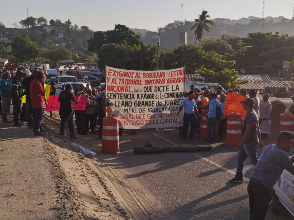 Gran caos vehicular por bloqueo de ejidatarios en la Acapulco-Pinotepa