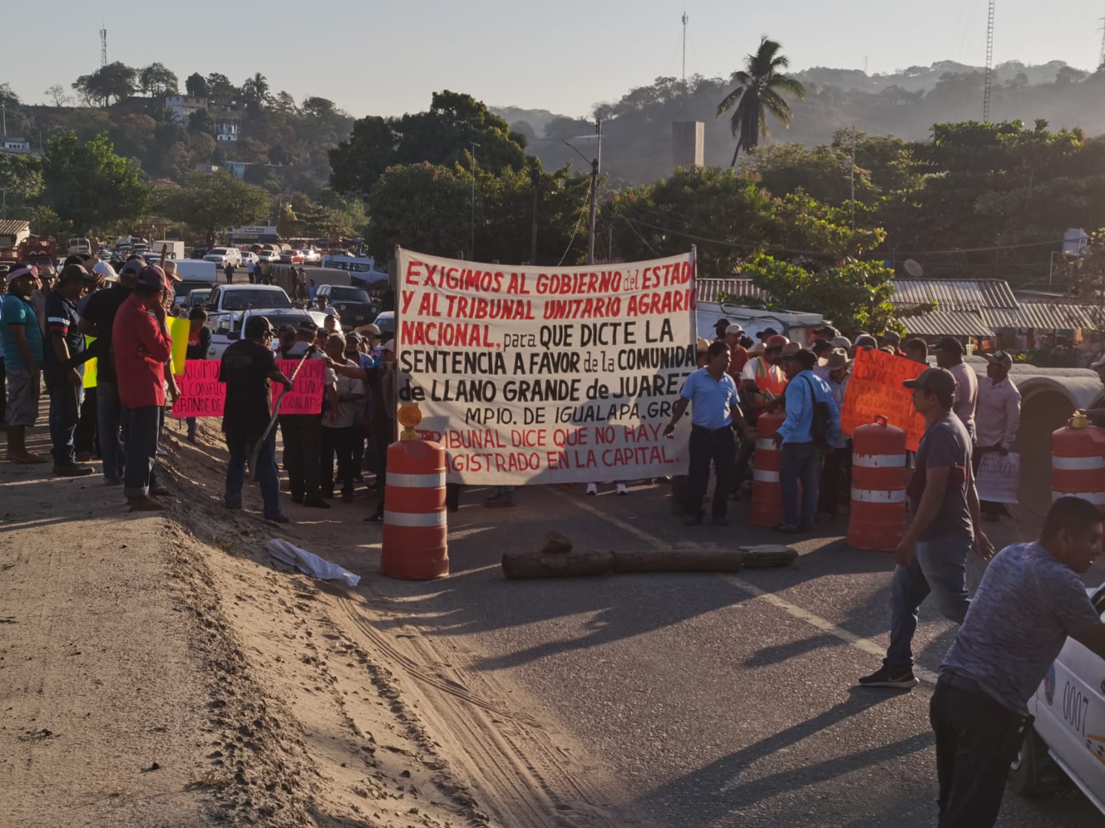 Gran caos vehicular por bloqueo de ejidatarios en la Acapulco-Pinotepa