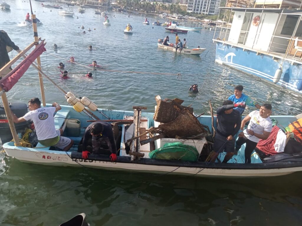 En Acapulco… Sacan del mar 60 toneladas de desechos en el Torneo de “Pesca de Basura”