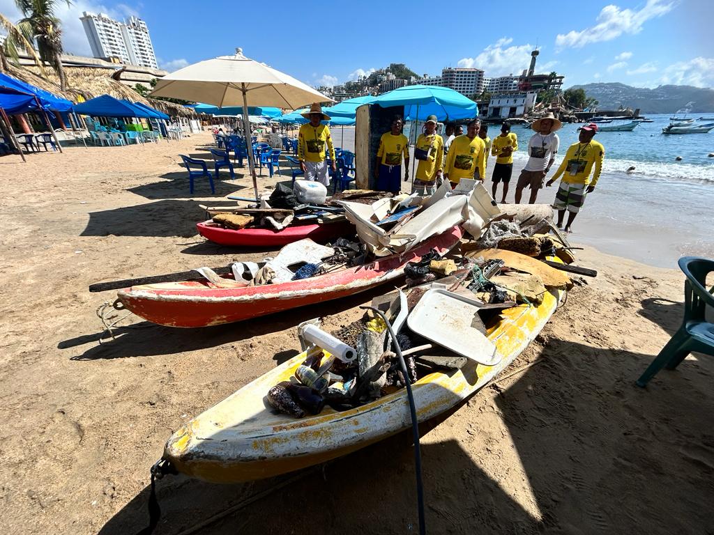 En Acapulco… Sacan del mar casi media tonelada de restos de embarcaciones y basura