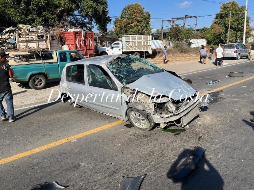 Conductor lesionado al volcar en la Zihuatanejo-Lázaro Cárdenas