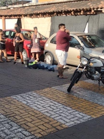 Motociclista lesionado al arrollarlo un coche en la 5 de Mayo