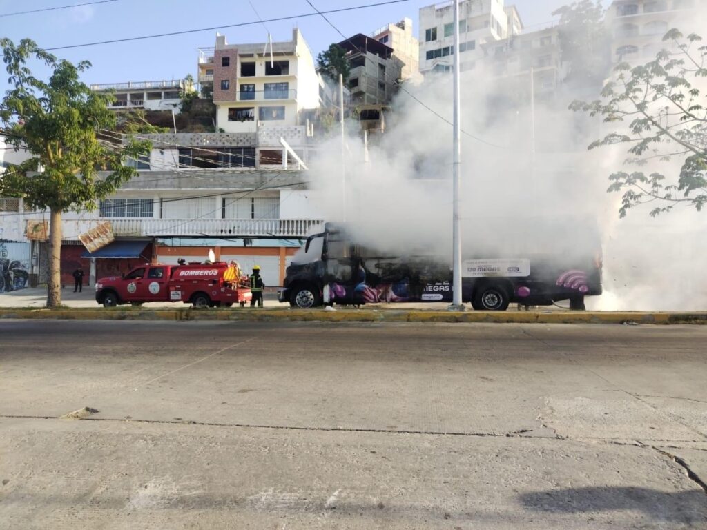 Incendian un camión urbano y un taxi en distintos puntos de Acapulco