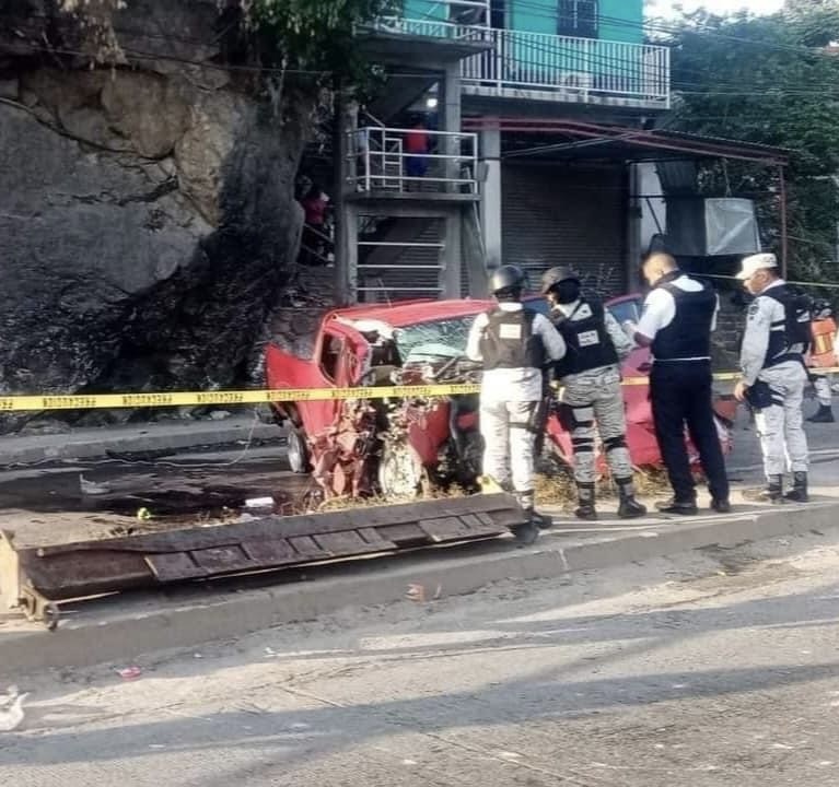 En Acapulco… Una mujer muerta y un hombre herido al chocar una camioneta