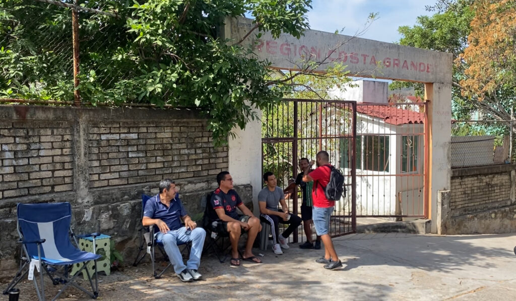 Continúa paro de maestros de educación física en Zihuatanejo