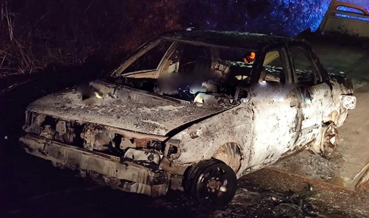 Calcinan a un hombre con su auto Nissan Tsuru, en Chilapa