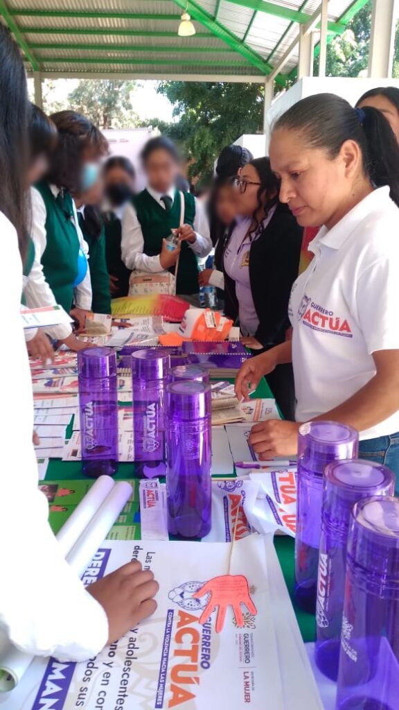 La semujer impartió pláticas de prevención a instituciones educativas en Chilapa