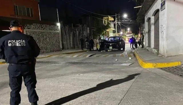Balean camioneta de periodista en Cuautla; hay un muerto y un herido