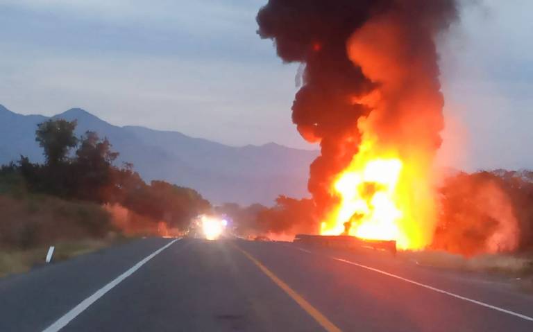 Se incendia pipa con combustible en la autopista Siglo XXI
